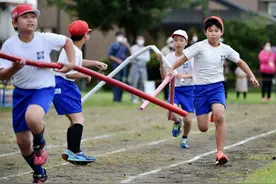 场面过于欢乐！日本小学运动会现2米长接力棒 网友吐槽图片