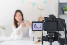 “低俗”女主播拒绝线下收礼起冲突，出手阔绰的男粉丝因爱生恨把她告上法庭，“她让我滚”图片