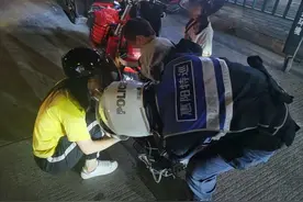 6岁男孩坐电动车被卡脚，惠阳公安及时解救图片