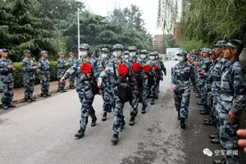 铿锵玫瑰军营初绽放！看新兵小姐姐们如何乘风破浪图片