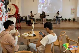 吃饭K歌两不误！高校食堂变音乐餐厅图片