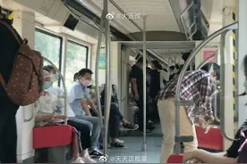 大连一暖心女乘客 地铁上擦拭陌生人呕吐物图片