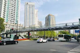 上海这座城市主干道天桥加装电梯，为何人大代表紧盯、居民每日“监工”图片