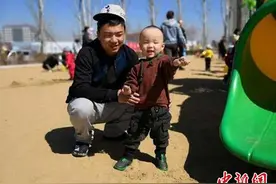 通讯：被儿子称作“叔叔”的陌生爸爸图片