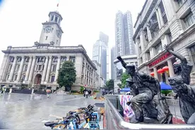 美得很！江汉路步行街披"新装"开街，绵绵秋雨挡不住市民打卡的热情图片