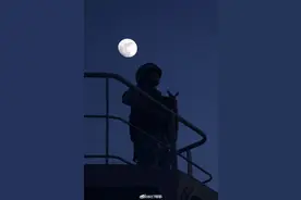 看！亚丁湾护航官兵镜头下的月亮太美了图片