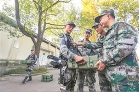 搬运弹药有了“钢铁侠”图片