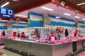 探访复市后的新发地猪肉批发大厅：每日空出半天消杀，未向个人开放图片