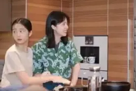 要出道？黄磊女儿多多与胡歌拍视频 曾被指打扮成熟图片