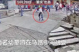 惊险！路人60秒抬车救出遭碾压幼童图片