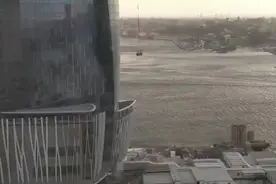 悉尼3名高空作业的工人被狂风吹动险些撞上建筑图片