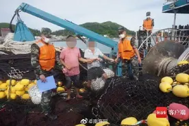 两渔船跨海区非法捕捞渔获物将近16万斤 被海南琼海海警局查获图片