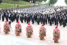 成都市隆重举行向人民英雄敬献花篮仪式图片