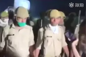 19岁印度女孩遭轮奸虐待后死亡，警察凌晨拉走火化不让家人见最后一面图片