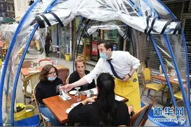 户外就餐新体验 纽约民众在“泡泡屋”里用餐图片