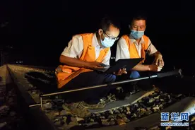 夜探钢轨“美容师”图片