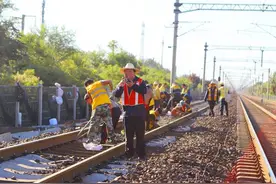 20天更换9000余根轨枕 保障“双节”期间铁路运输安全图片