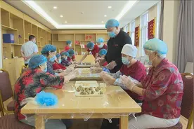 潍坊青州市：老人自制月饼 欢乐过节图片