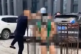 “婚闹”新高度，新郎被关进铁笼“绿漆灌顶”婚礼要的是喜庆欢乐，而不是亵玩取乐图片