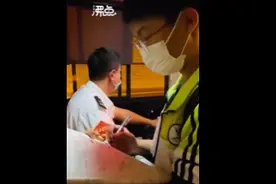 山东威海：公交司机为站着复习的学生一路照明视频封面