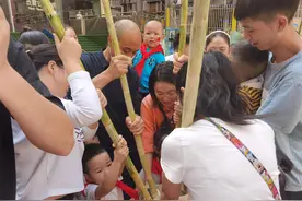 30秒｜喜迎中秋佳节 家长孩子齐上阵打糍粑图片