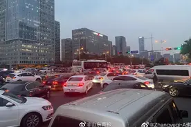济南堵到半小时过不去一个红绿灯！就连打车软件都崩了？图片
