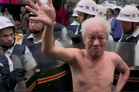 街头“拉锯战”：武汉城管与“地摊王”的矛盾与和解图片