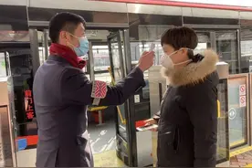 注意！即日起，市民乘坐公交车时，请一律佩戴口罩图片