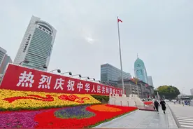 太美！太原五一广场主题花坛迎国庆图片