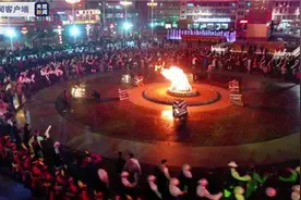 庆国庆“藏东明珠”上演城市灯光秀与千人锅庄舞图片