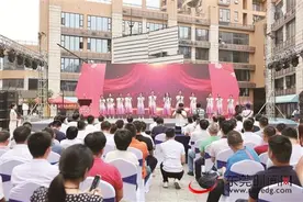 赏“灯笼长廊”、听本土音乐会、打卡“北极光”……东莞各镇街庆“双节”活动丰富多彩图片