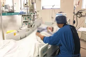 哥哥握着她的手，泪奔：“妹妹，我们一起回家过中秋节”图片