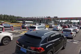 最新！上海市区往崇明方向，缓行图片