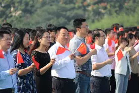 金陵科技学院举行庆国庆升旗仪式图片