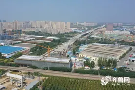济宁主城区内环高架宁安大道涉铁转体桥完成混凝土浇筑图片