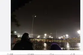 今晨天安门冒雨等升旗！口罩脸上印着“中国红”图片