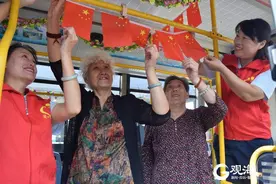 青岛公交车上来了两位共和国同龄人！听他们讲述与祖国共成长的经历图片