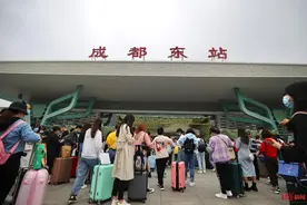 大假首日，成都东站客流达24万人次，已累计加开动车26对图片