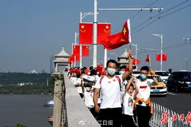 游客打卡武汉长江大桥图片
