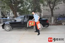 “警察叔叔又来了！”佳节再探望爱心又接力图片