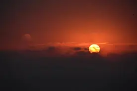 旭日升东方满眼光亮宝剑出霜刃划过流光苍劲秋风吹拂岁月峥嵘图片