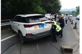 大假第一天，开车回老家撞上隔离石墩卡在高速路上 司机：看导航方向打偏了图片