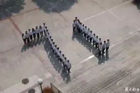 超燃！高校师生录制手势舞为祖国庆生图片