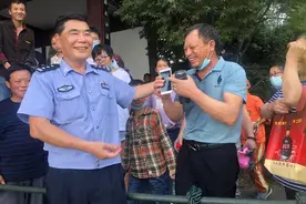 国庆长假首日，西湖“捞哥”又出手了！今天旅游警察蜀黍们忙坏了图片