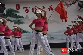 登自家舞台，唱幸福的歌“村里小芳”走上“百姓大舞台”图片