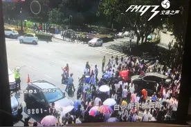 杭州景区人从众！地铁刷新客流纪录：行李箱上去了人没上图片