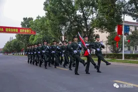 升国旗、唱国歌！东部战区官兵为伟大祖国庆生的画面来了图片