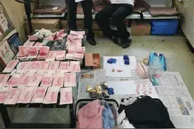 民警街头武装巡逻盘查，查获藏毒轿车内2000多颗麻果图片