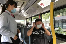 今起“佩戴口罩坐公交”成硬性规定，至傍晚6点漕宝车队已送乘客近百只口罩图片
