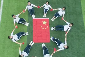 我和国旗合个影，娄底三中学子深情告白祖国图片